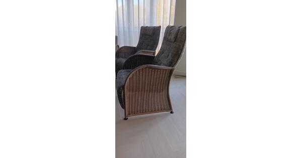 4 fauteuils (2 hoge en 2 lage rug, + glazen salontafel