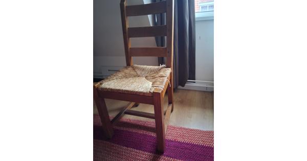 Drie houten stoelen