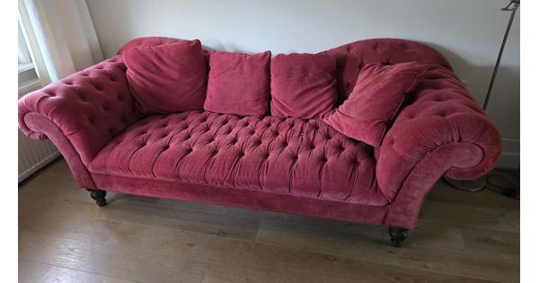 Luxe bordeauxrode Chesterfield bank van velvet