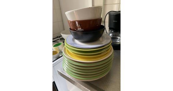 Verschillende pannen, servies en koffiezetapparaat 