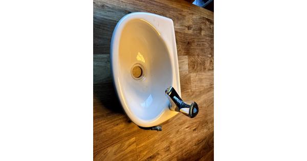 Fonteintje wasbak kraan voor wc oid 