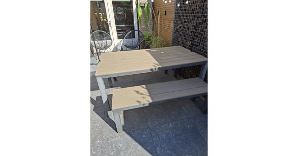 Tuintafel met 2 bankjes