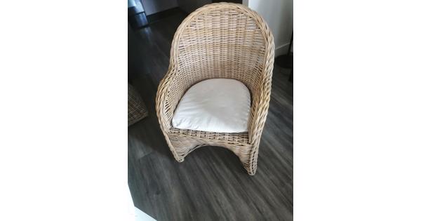 eethoek met rieten stoelen 