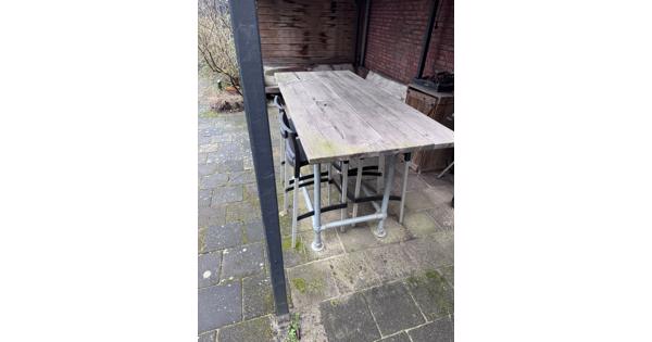 Buiten hoge tafel met stoelen