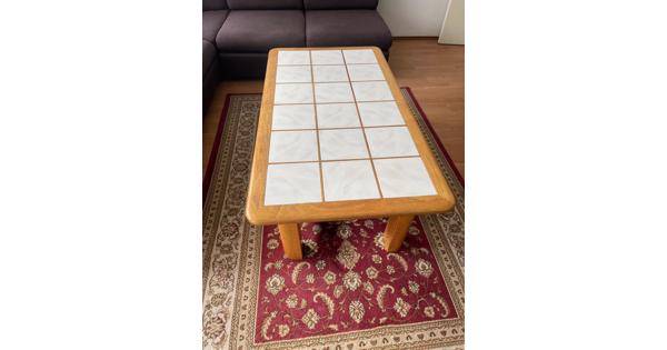 Houten salontafel met tegels.