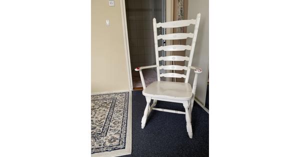 Witte houten riante stoel