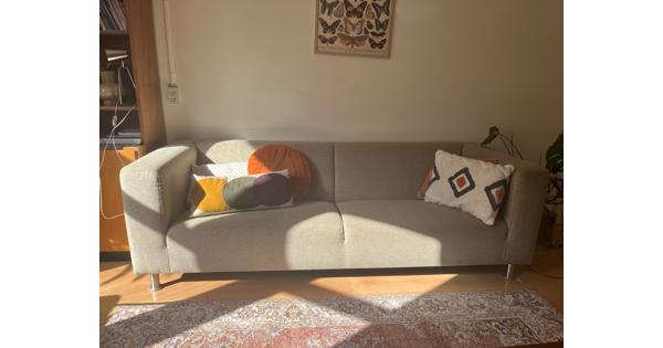 Bijenkorf bank beige stof zilveren poten