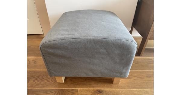 Grijze poef van Ikea (Klippan)