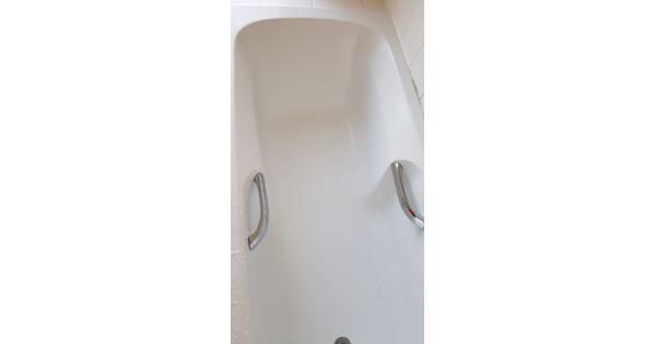 Ligbad met verbreed douch gedeelte