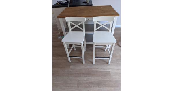 Barblok met twee stoelen in het wit 