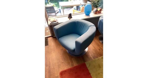 2 blauwe draaistoelen