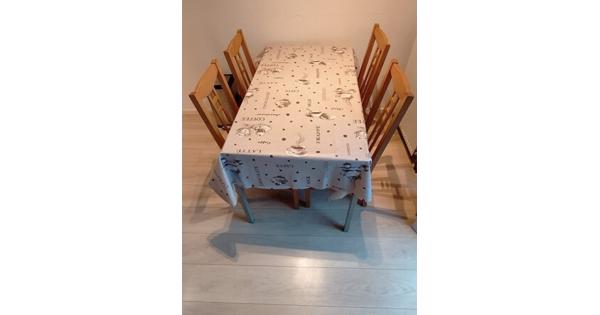 Tafel en 4 stoelen 