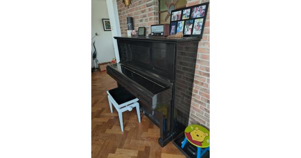 een mooie zwarte piano