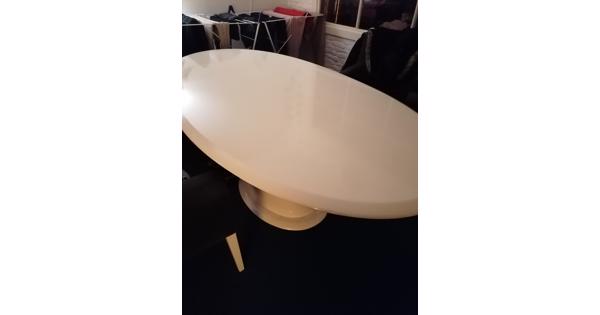 Witte design tafel