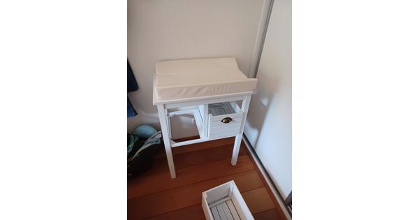 Compacte commode met twee opbergbakken