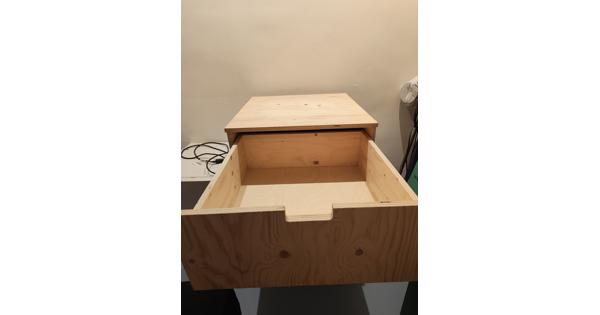 Houten ladekast met drie laden