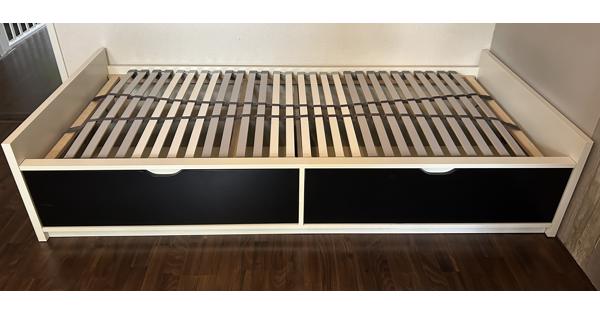 Eenpersoons wit IKEA Odda bed met grote zwarte laden 