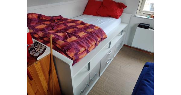 1 persoons bed, halfhoog, wit, met kastjes en laatjes onderin