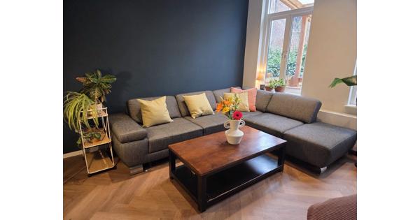 Robuuste houten salontafel - donker gelakt