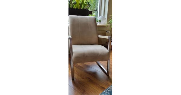 4 fatuils. 2 beige bekleding met chroom frame en 2 blauwe fautuils met zwart frame. Plus tewee zilver kleurige bijzettafeltjes