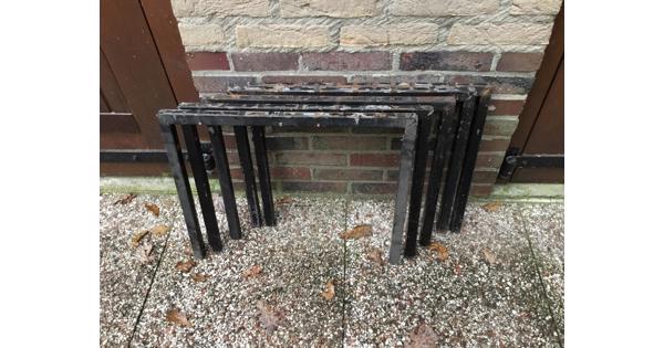 5 sterke ijzeren steunen