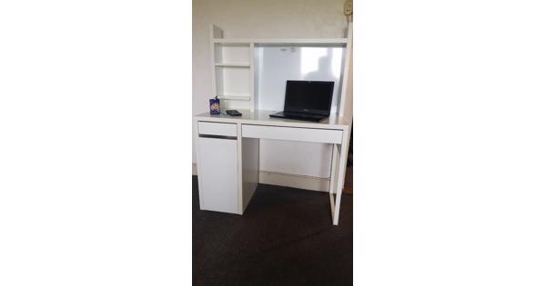 Bureau 'Micke' met opbouw (zie Ikea) + stoel