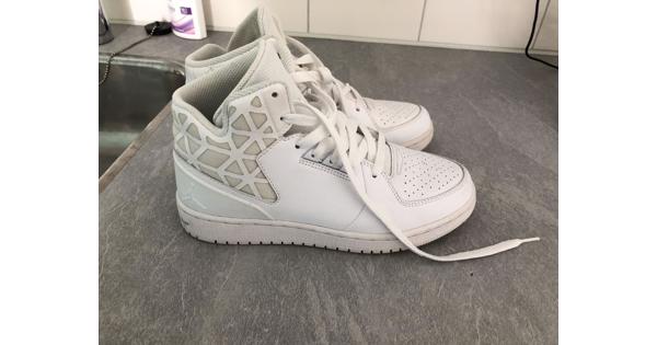Witte schoenen 
