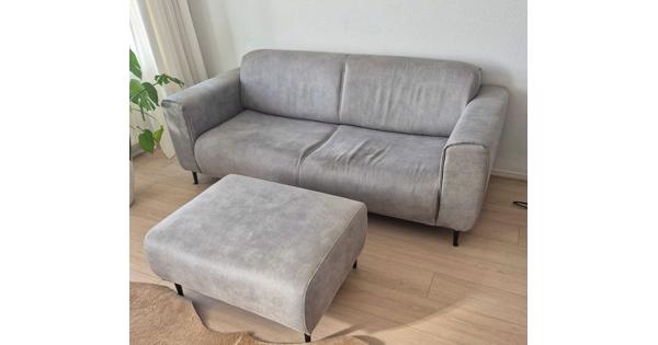 Grijze bank met hocker