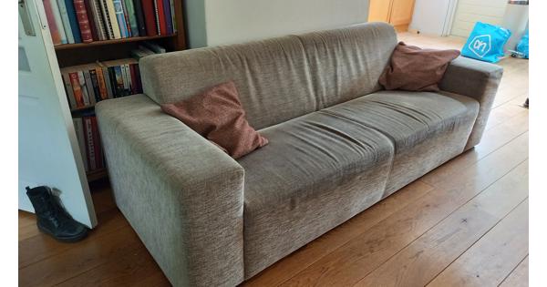 Beige bank en bordeauxrode fauteuil