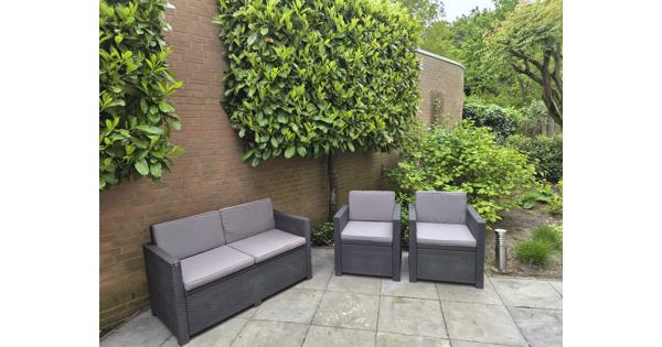 Allibert bank en 2 stoelen met kussens