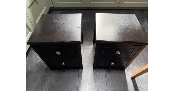 2 nachtkastjes met 2 nachtlampjes en een fruitmandje