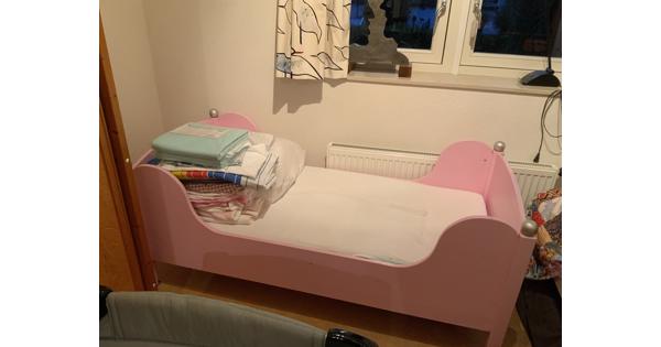 Houten Kinderbed met nieuw matras 