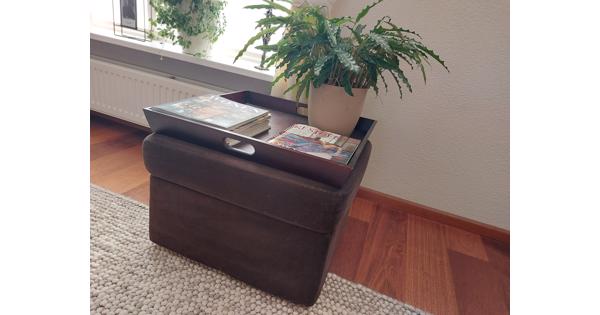 Donkerbruine hocker met dienblad 