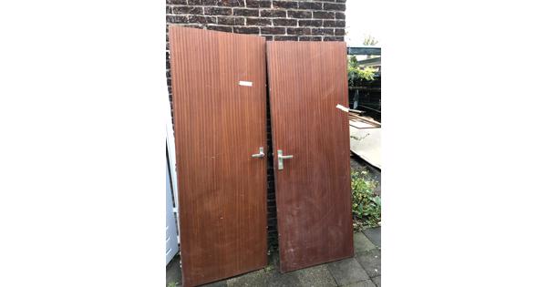 Vier (4) stompe (mahonie?) houten deuren/binnendeuren