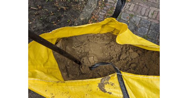 ruim een halve kuub geel zand
