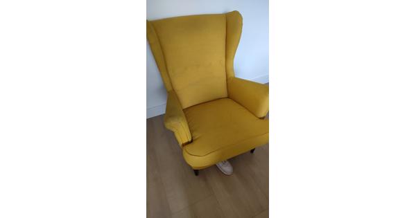 Gele IKEA Strandmon fauteuil