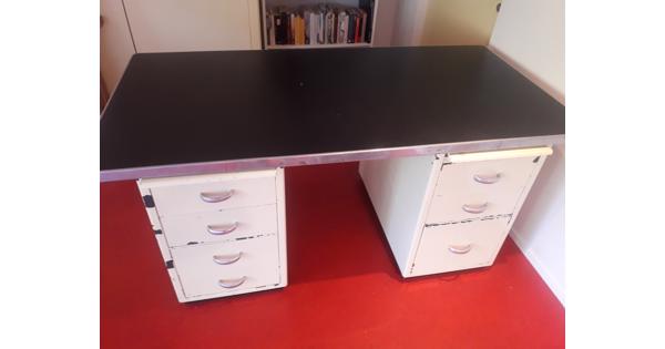 stalen bureau