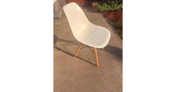 3 witte kuipstoelen met 4 houten poten