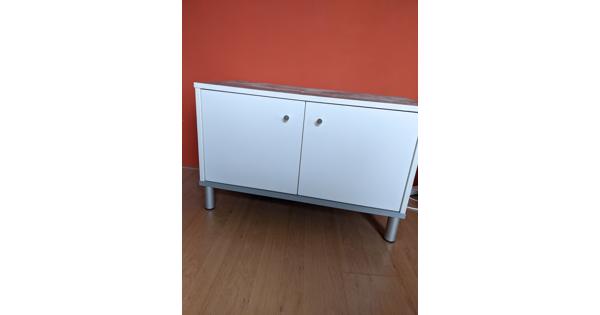 Witte lage kast met houtlook blad