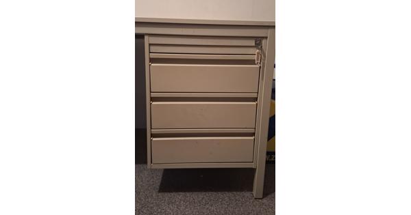 Bureau met een stalen frame en stalen ladekastje.