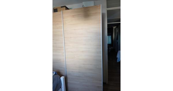 Kledingkast met schuifdeuren