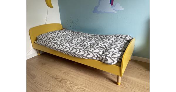 Geel 1-persoons houten bed 90x200 