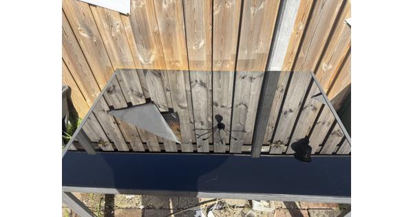GRATIS Tuinset met glazen tafel en vier inklapbare stoelen