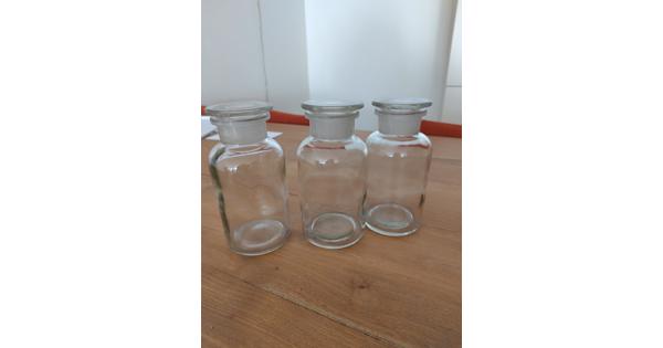 Drie glazen apothekerspotten 