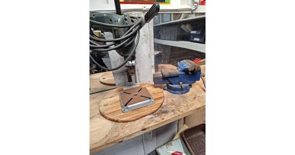 Bankschroef, kolomboor, volle trolley met gereedschap