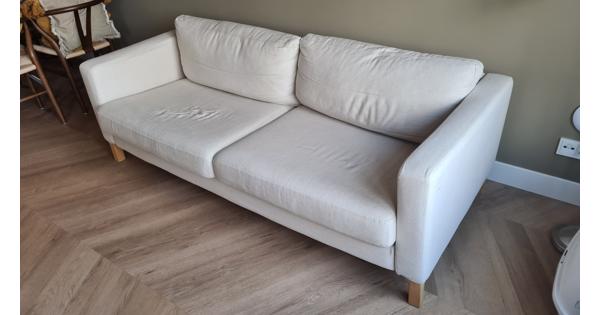 Witte Ikea bank, eventueel inclusief zwarte bekleding.