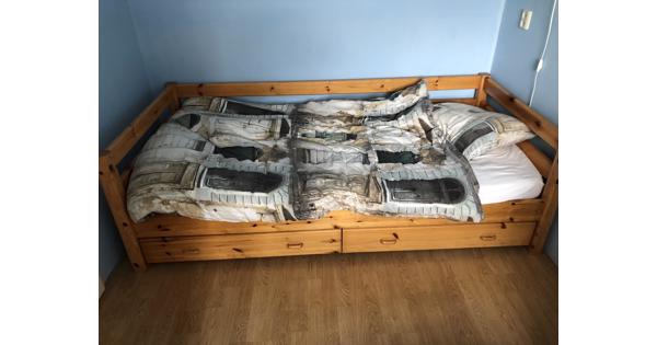 Flexa-eenpersoonsbed met laden onder het bed
