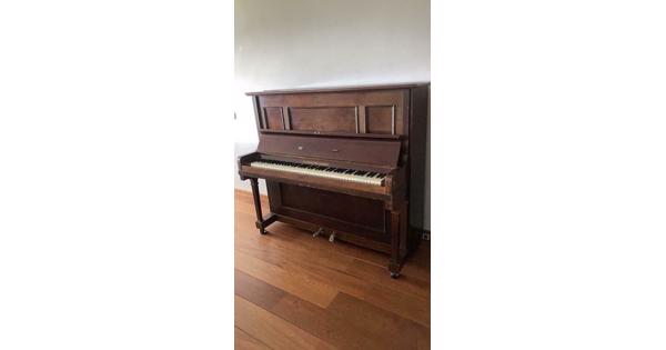 Antieke piano bruin: 1917