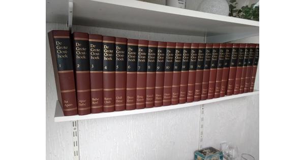 Mooie Oosthoek encyclopedie. Een sieraad in een boekenkast