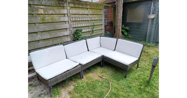 ikea loungeset anthraciet met witte kussens